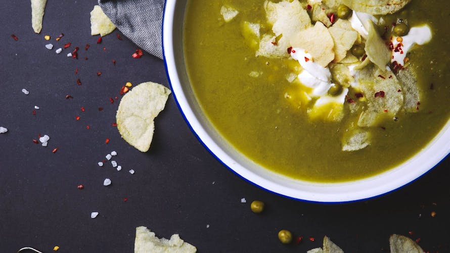 Crème de petits pois aux chips de pommes de terre