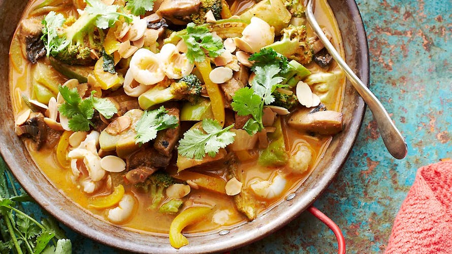 Ragoût d’agneau aux poivrons, brocolis et noix de macadamia