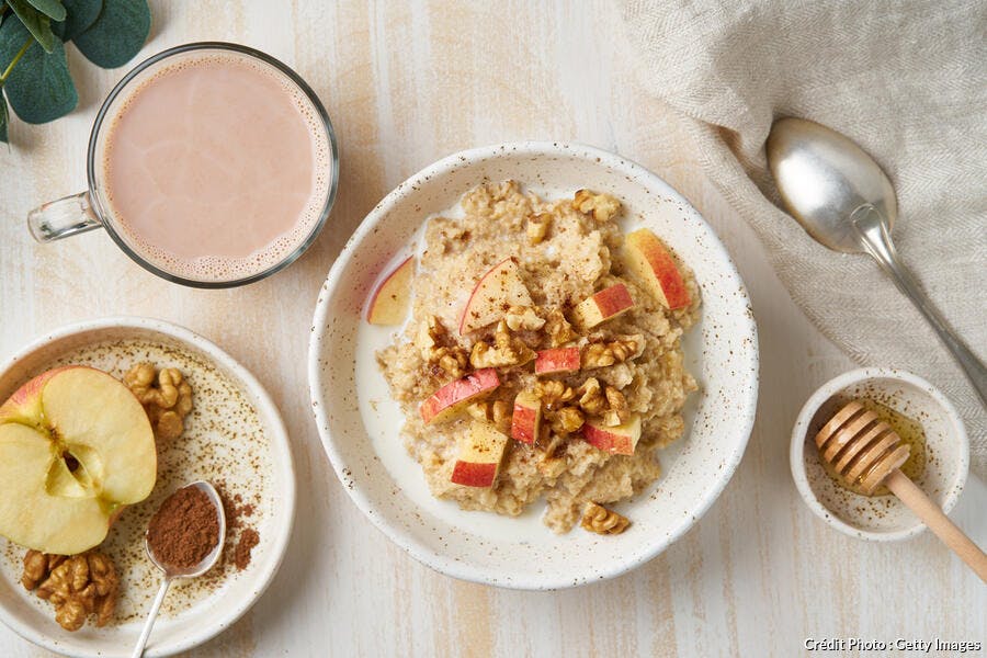 Petit déjeuner sain avec du porridge aux pommes, noix et cannelle