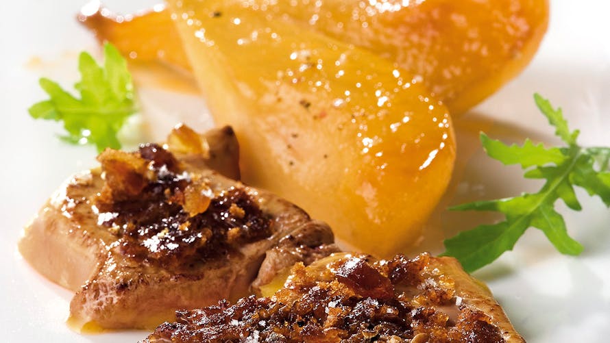 Escalopes de foie gras panées aux dattes et au pain d'épice, poires rôties