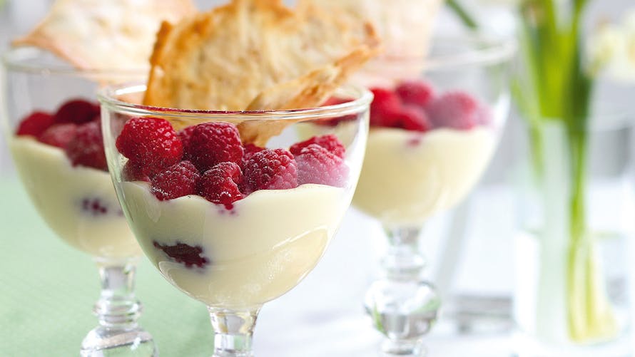 Crème blanche à la framboise et à la cardamome, tuiles d’avoine