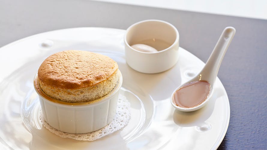 Soufflé chocolat-noisette, sauce caramel, glace au café