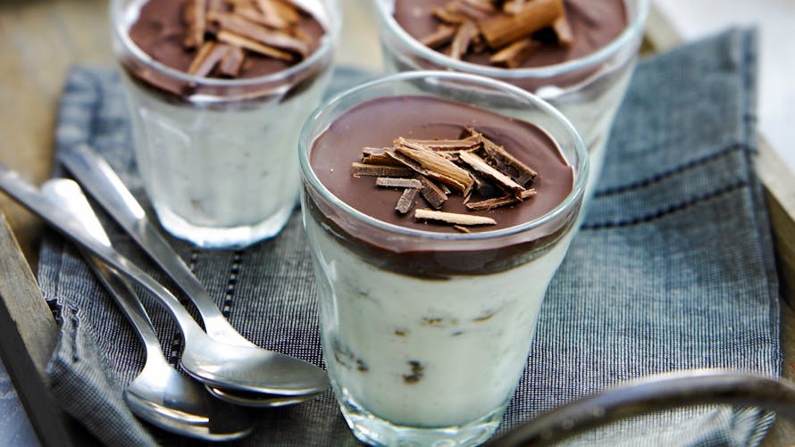 Petits pots de fromage blanc rhum-raisins au chocolat craquant