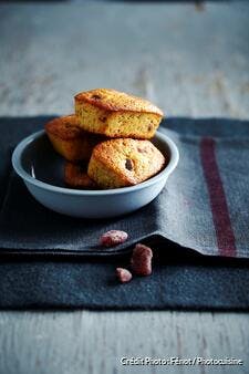 Mini cakes à la rhubarbe et fraises séchées
