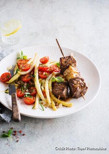 Brochette de boeuf à l'halloumi et haricots beurre aux tomates cerises