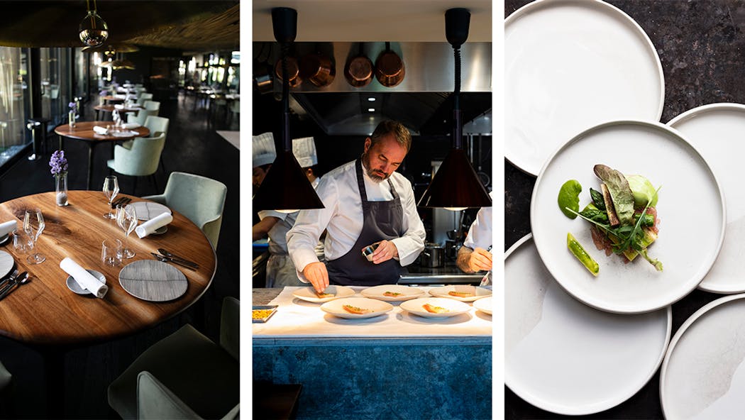 Salle de restaurant chic, chef préparant des plats, assiette gastronomique avec légumes verts.