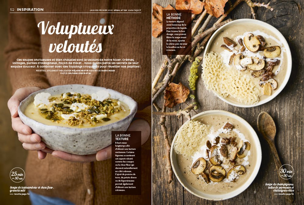 Deux bols de velouté garnis de champignons sur une table en bois.