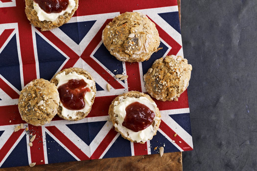 Scones anglais avec crème et confiture