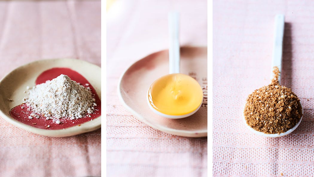 Farine complète, sirop d'agave, et sucre de fleur de coco.